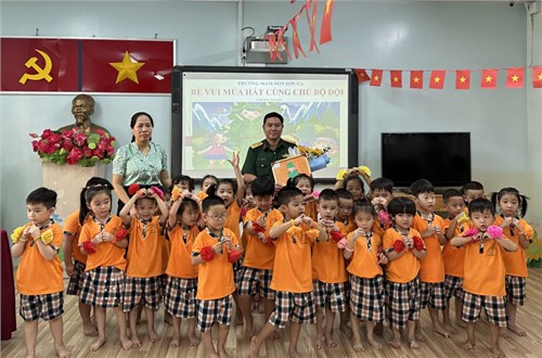 Bé Vui Múa Hát Cùng Chú Bộ Đội