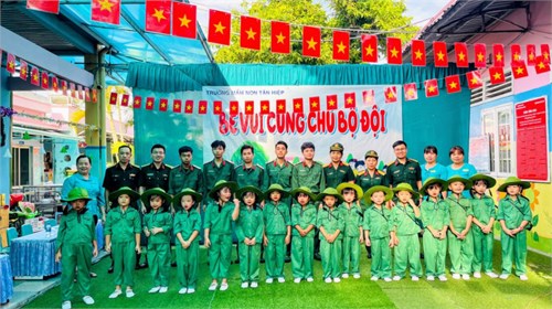 Bé vui cùng chú bội đội