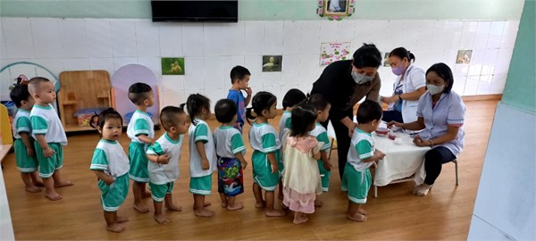 Trường Mầm non Tân Hòa phối hợp Trạm y tế xã Tân Hiệp tổ chức cho trẻ khối Nhà trẻ, khối Mầm và trẻ suy dinh dưỡng các khối uống Vitamin A.