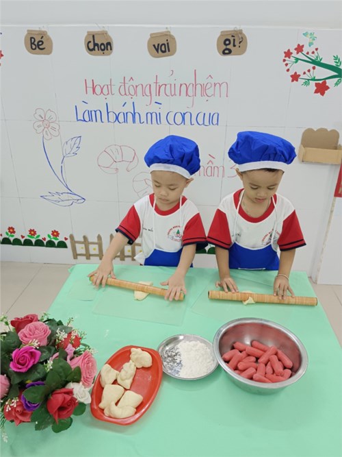 Bé làm Bánh mì con cua. 
(Năm học 2023 - 2024)