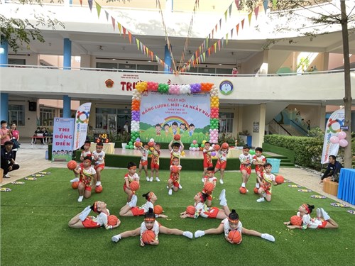 Kính mời Quý Phụ huynh xem đoạn video clip Hội thi thể dục đồng diễn tại ngày hội  Năng lượng mới - Cả ngày vui 