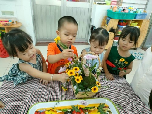 Bé cắm hoa (nhóm trẻ 25-36th (2)