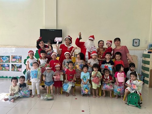 Bé vui đón lễ giáng sinh ( nhóm 25-36th (2))