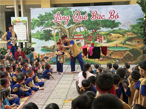 Sáng ngày 29/12/2023 trường Mầm non Vàng Anh phối hợp công ty Acd tổ chức sự kiện Làng quê Bắc bộ cho tre tham gia làm tranh Đông hồ, đi thuyề rồng, nặn tò he, nướng bánh đa,  xem rối nước