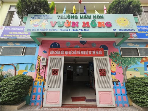 Trường Mầm Non Vườn Hồng treo băng rôn tuyên truyền  Hãy chấm dứt bạo lực đối với phụ nữ và trẻ em gái 