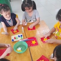 Hoạt động tạo hình  dán cờ  của các bé 4-5 tuổi