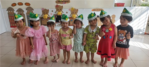 Hoạt động tạo hình  dán ngôi sao  của các bé lớp 3-4 tuổi