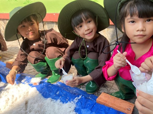 Khám phá khoa học “ Sự hình thành của hạt muối” tại trường mầm non Hoa Hồng 3