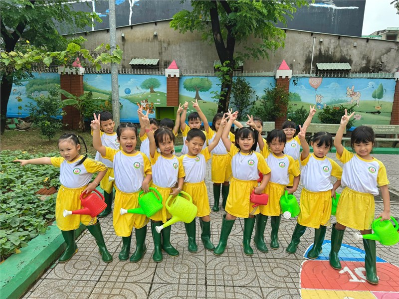 Các bạn nhỏ lớp Lá 3 với hoạt động  Hành động Xanh 