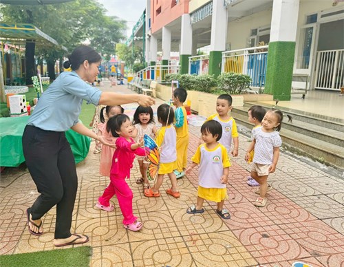 Hoạt động vui chơi ngoài trời của trẻ lớp 25- 36 tháng
