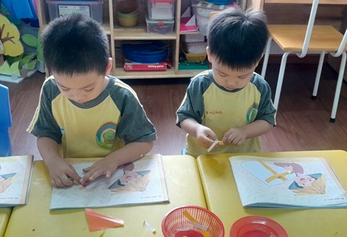 Lớp Mầm 2: Tạo Hình : Trang trí chiếc nón lá