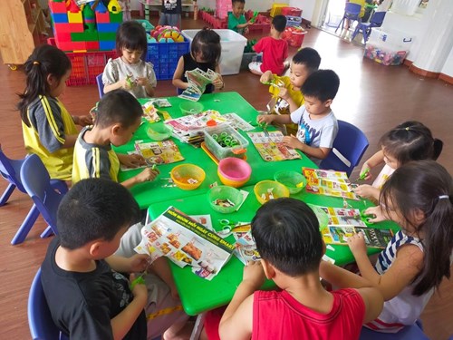 Hoạt động kỹ năng  cầm kéo cắt hoạ báo .