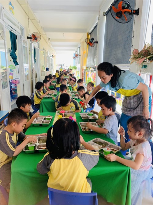 Hoạt động tổ chức đổi mới giờ ăn    Kiểu ăn văn phòng  lớp Chồi 3