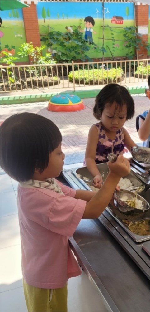 Lớp Mầm 2: Giờ ăn của các bé