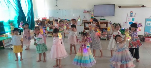 Các bé lớp chồi 2 vui chơi trung thu