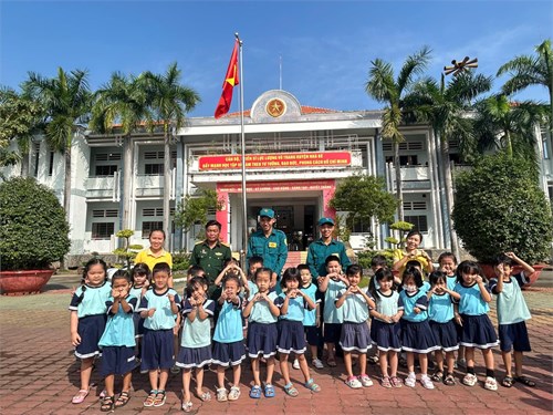 Các bé khối 5 tuổi tham gia “Giao lưu cùng các chú bộ đội” tại Ban chỉ huy quân sự huyện Nhà Bè.