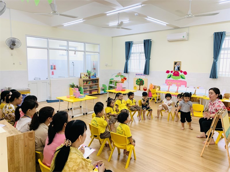 Giờ chơi tập tại lớp Gấu bông  (25-36 tháng tuổi)