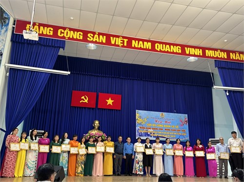 Họp mặt cán bộ công đoàn cơ sở  Mừng Đảng quang vinh - Mừng Xuân Giáp Thìn 