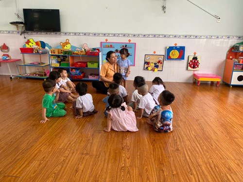 Hoat động : Thơ “ Đi dép” các em lớp Vàng anh 1