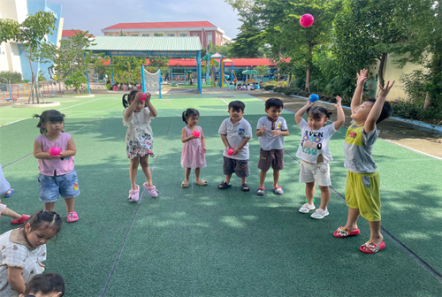 Hoạt động:   Tung và bắt bóng  các em lớp Sơn ca 1