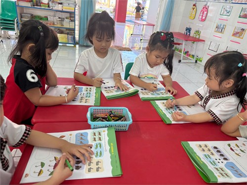   BÉ LÀM BÀI TẬP TOÁN - lớp Họa mi 1