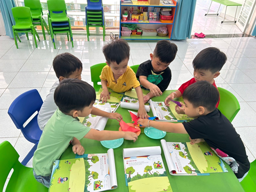 Bé làm bài tập tạo hình “cắt dán cái lều” - lớp Sơn ca 4