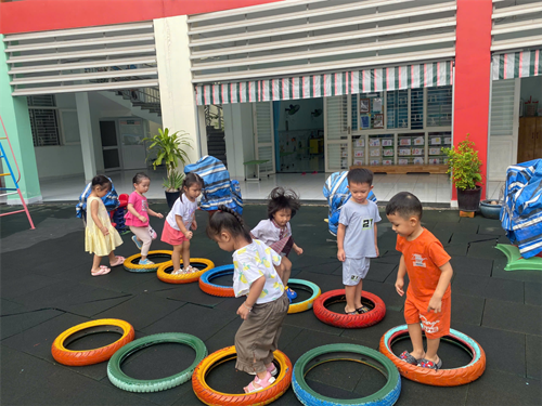 Hoạt động:  Bé bậc qua vòng liên tiếp  lớp Họa mi 2