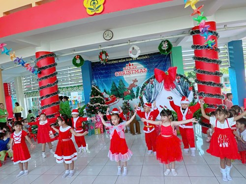 Trưởng mầm non Bé Ngoan 1 tổ chức lễ hội  Bé vui noel 