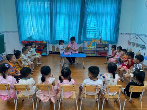 Cô hướng dẫn trẻ cách đánh răng đúng cách lớp Họa mi 4