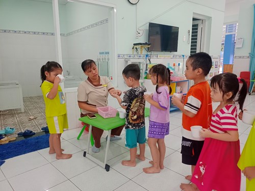 Tổ chức cho trẻ tẩy giun tại trường
