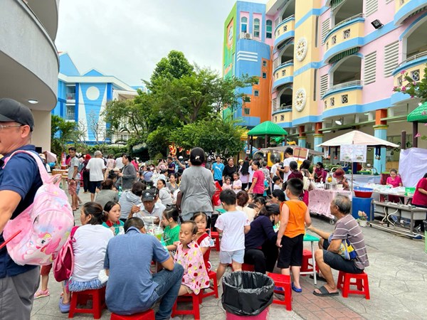 Tuần lễ hội “MÙA XUÂN CHO TRẺ EM NGHÈO”.

Xin chân thành cảm ơn tất cả Phụ Huynh mới và cũ cùng các cộng tác với Nhà Trường trong công việc đầy ý nghiã cao đẹp này. Cám ơn tất cả những ai đã ghé Trường Bông Hồng trong 4 ngày qua đã làm cho trường Bông Hồng thêm sinh động, vui tươi và ý nghĩa hơn.

Kính chúc tất cả phụ huynh, các bé và những ai đã ghé trường Bông Hồng nhiều sức khỏe, sự bình an và đong đầy tình thương mến thương trong niềm vui Chúa Giáng Sinh. /-heart /-heart /-heart /-heart /-heart