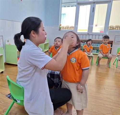 Trường Mầm non Họa Mi 2 tổ chức cho trẻ dưới 36 tháng tuổi và trẻ suy dinh dưỡng uống Vitamin A đợt 2 năm 2024
