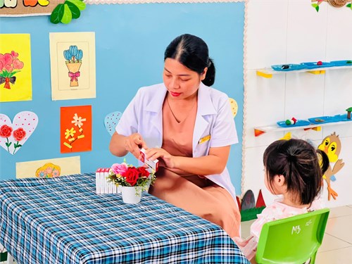 Nhân viên y tế cho trẻ từ 25 tháng đến 5 tuổi tẩy giun lần 1 năm học 2024-2025