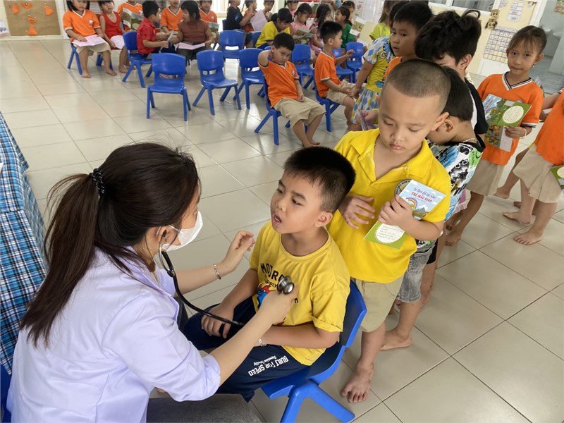 Trường Mầm non Họa Mi 2 kết hợp với Trung Tâm Y Tế Quận 12 tổ chức khám sức khỏe cho trẻ đợt 2 năm học 2023 - 2024