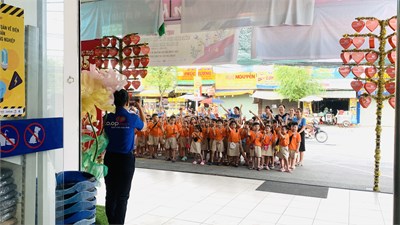 Tổ chức cho trẻ khối Lá đi siêu thị.