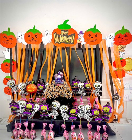 Bé làm mặt nạ Halloween