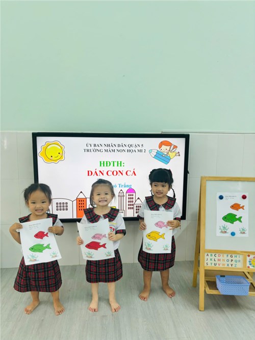 Hoạt động tạo hình:  Dán đàn cá 