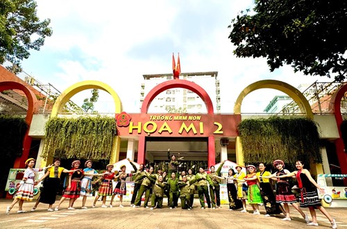 Tiết mục dự thi: liên khúc “qua miền tây bắc - hò kéo pháo - chiến thắng điện biên”