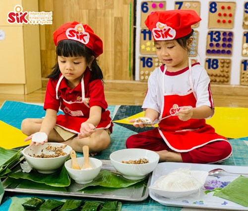 Bé làm Bánh Bột Lọc
