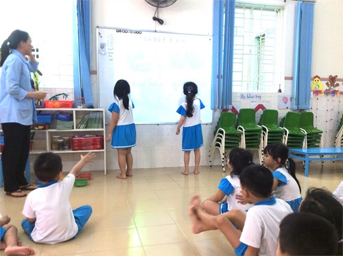 Giờ học làm quen chữ u, ư của các bé lớp Mẫu giáo 5-6 tuổi Lá 4