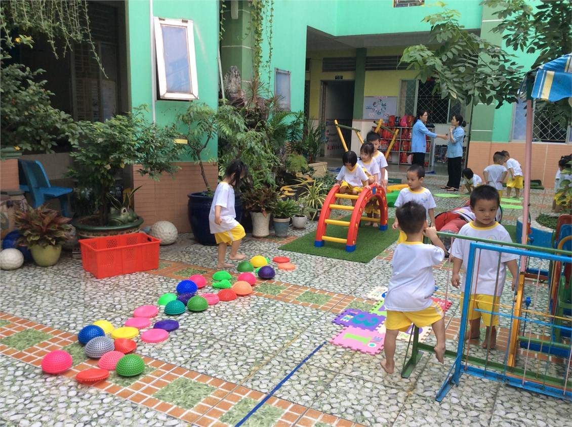 Giờ vui chơi ngoài trời của các bé