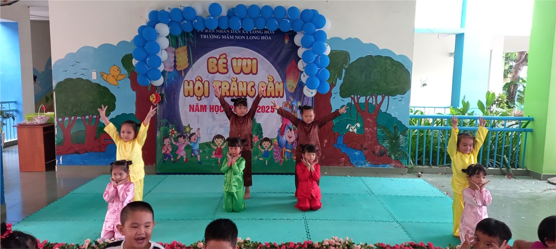 Hình ảnh trẻ diễn văn nghệ trung thu