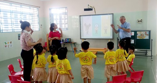 Hình ảnh học Anh văn với giáo viên nước ngoài tháng 10/2024/Lứa tuổi 3-4 tuổi (Mầm)