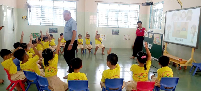 Hình ảnh học Anh văn với giáo viên nước ngoài tháng 10/2024/Lứa tuổi 5-6 tuổi (Lá)