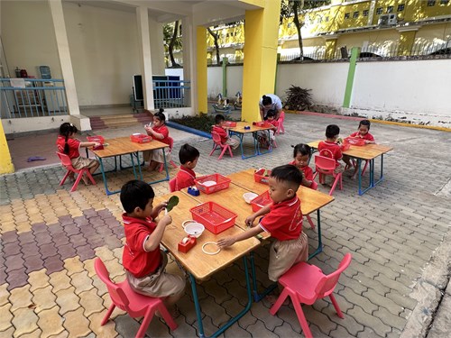 Hình ảnh hoạt động học tạo hình lớp chồi