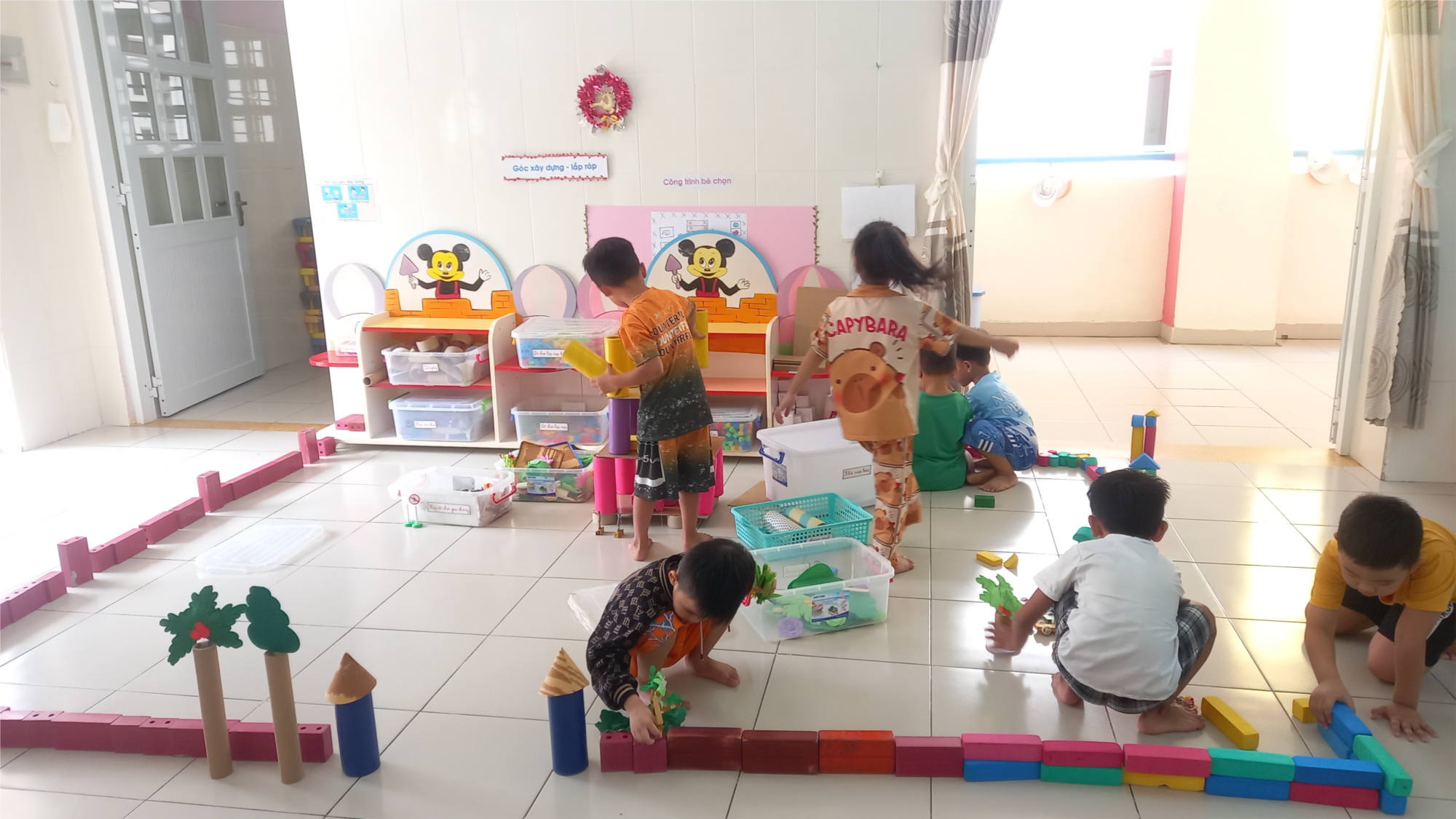 Hình ảnh vui chơi trong lớp Lá 1