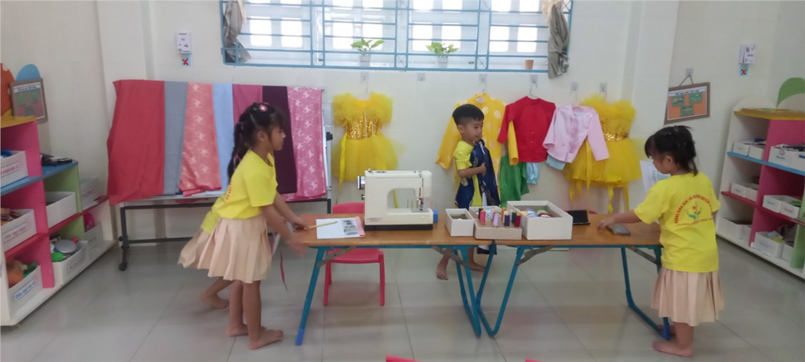 Hình vui chơi trong lớp Chồi 1