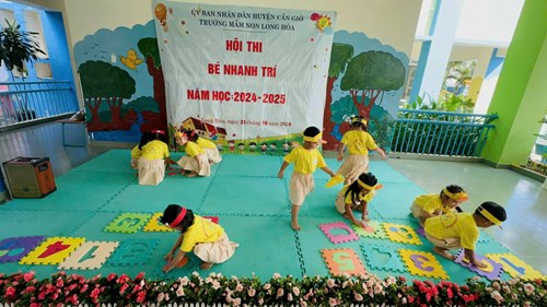 Trẻ tham gia hội thi_Bé nhanh trí NH 2024-2025