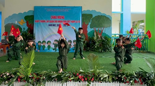 Trẻ khối Lá diễn văn nghệ nhân ngày 22/12