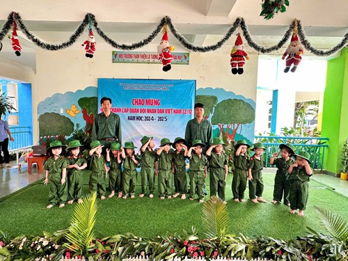 Nhân dịp Kỷ niệm 80 năm ngày thành lập Quân đội nhân dân Việt Nam 22/12/1944 - 22/12/2024, tiếp tục đẩy mạnh công tác giáo dục truyền thống uống nước nhớ nguồn và lồng ghép giáo dục kỹ năng sống cho trẻ. Học sinh trường Mầm non Long Hòa được giao lưu cùng các chú bộ đội tại trường, các em học sinh đã được tìm hiểu về công việc của các chú bộ đội, ôn lại truyền thống hào hùng của dân tộc, khơi gợi nên tình yêu quê hương đất nước. Cùng các chú bộ đội tham gia các trò chơi vận động để rèn luyện sức khỏe như bò chui qua cổng tập bắn súng như các chú bộ đội, vác bao tải hàng đi trên băng nghế dài, vượt qua các chướng ngại vật để đem hàng về kho, bật chụm tách chân, chạy dích dắc qua các điểm cắm cờ vào cột mốc. Thông qua buổi giao lưu nhằm giáo dục sâu rộng đến các em về tinh thần uống nước nhớ nguồn, truyền thống anh hùng của Quân đội Nhân dân Việt Nam, khơi dậy trong các em niềm tự hào dân